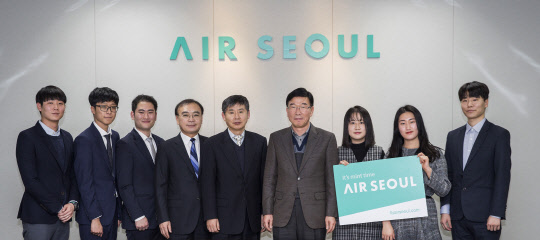류광희 에어서울 사장(오른쪽에서 네번째)이 한국항공대학교 학생에게 시상하고 기념 사진을 찍고 있다.<에어서울 제공>